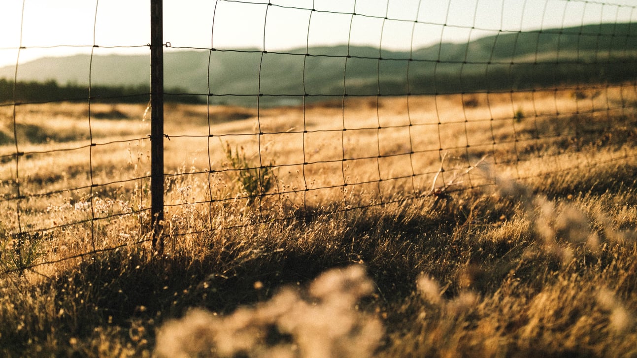 Installing Hinge Joint Field Fence